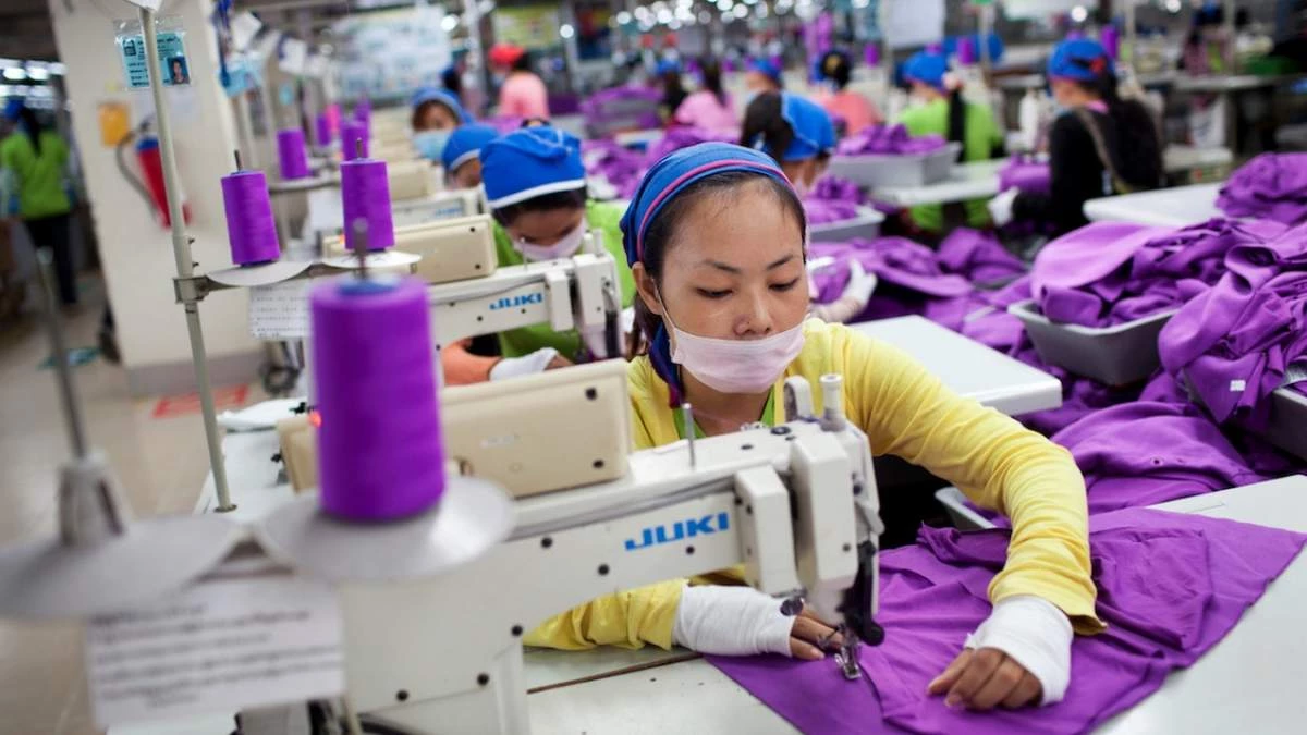 Πασίγνωστη εταιρεία απολύει τις γυναίκες που ράβουν τα ρούχα όταν μένουν έγκυες